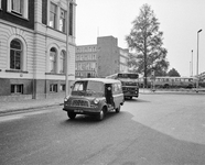 856097 Afbeelding van een bestelauto en een stadsbus van het G.E.V.U. op de hoek van het Moreelsepark en de ...